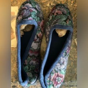 Size 9 print velour slippers.